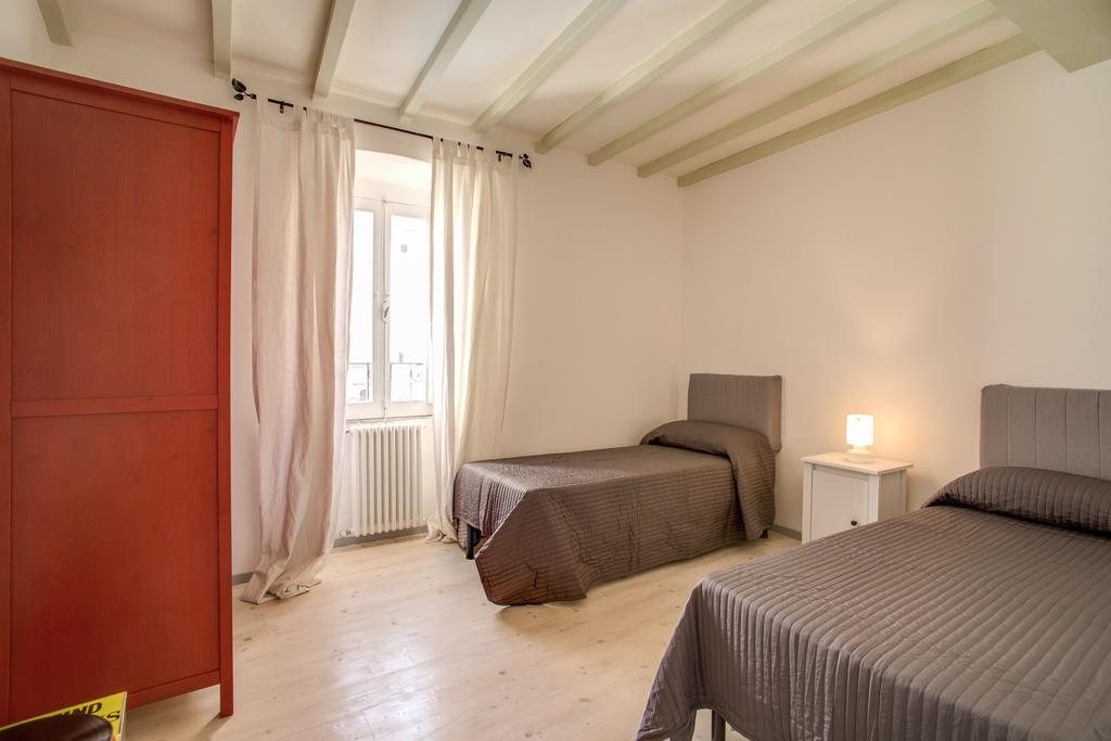 Three Bedroom Apartment Campo Dei Fiori Rome Room photo